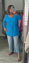 Load image into Gallery viewer, Dip hem top - turquoise
