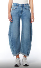 Load image into Gallery viewer, Barrel jeans- light blue denim
