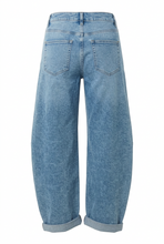 Load image into Gallery viewer, Barrel jeans- light blue denim
