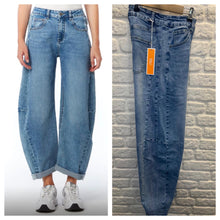 Load image into Gallery viewer, Barrel jeans- light blue denim
