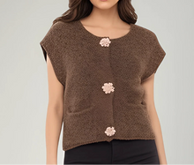 Load image into Gallery viewer, Flower button knit
