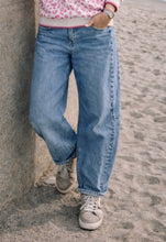 Load image into Gallery viewer, Barrel jeans- light blue denim
