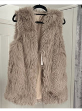 Load image into Gallery viewer, Faux fur gilet - cream
