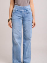 Load image into Gallery viewer, Tocoado Jeans - Pale Blue
