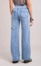 Load image into Gallery viewer, Tocoado Jeans - Pale Blue
