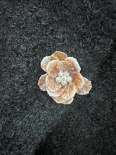 Load image into Gallery viewer, Flower button knit
